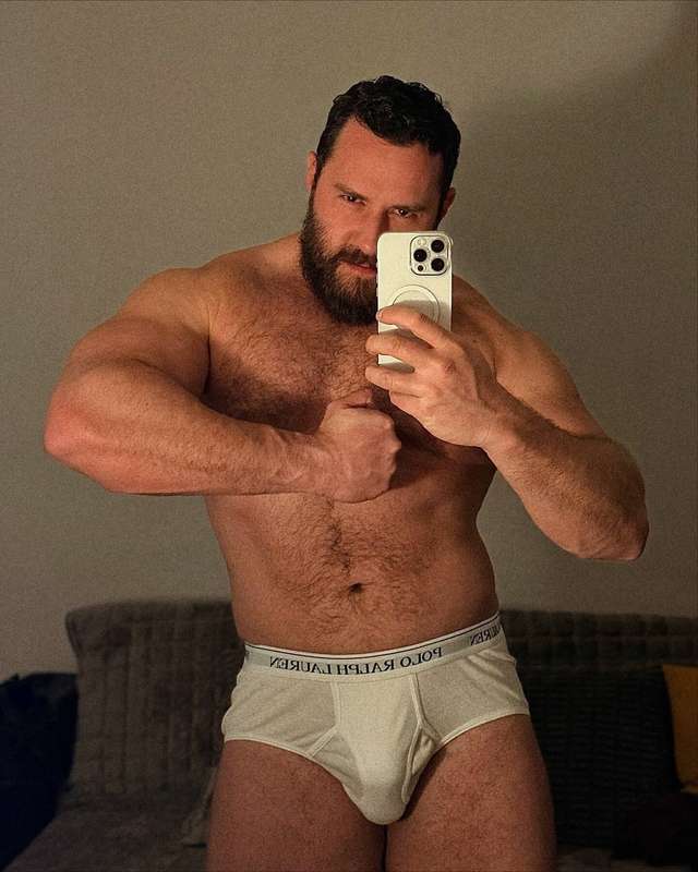 A daddy with his whitey tighties!😈🍆