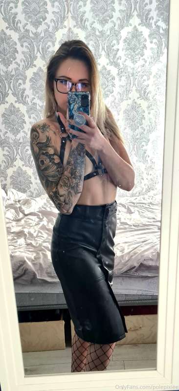 Happy humpday 😜 does anyone else like leather pencil skirts ..