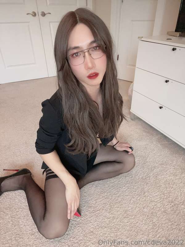 Love black office outfit