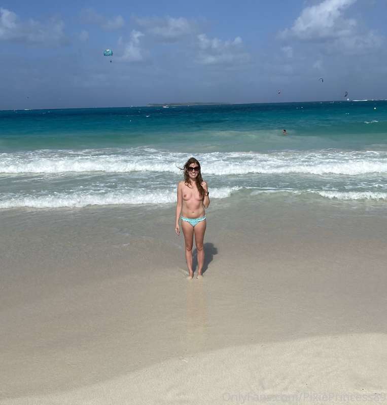 Here we go, now there’s a REAL topless beach pic :D