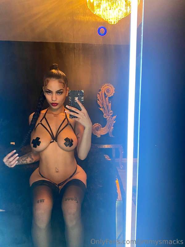 IM GOING LIVE WITH HER SEXY ASS IN 5 MINS