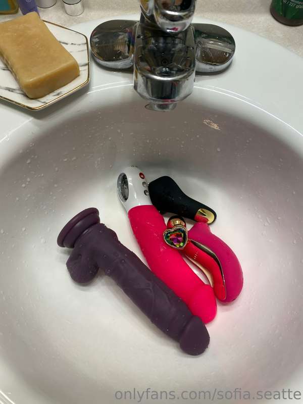 Watch me clean up after a hot and wet multi orgasmic session..