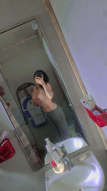 Ignores el espejo sucio jajaja me baño donde mi vieja porque..