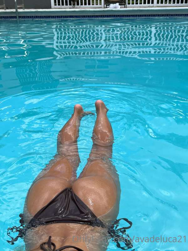 I need someone to help me spread my tanning oil😅