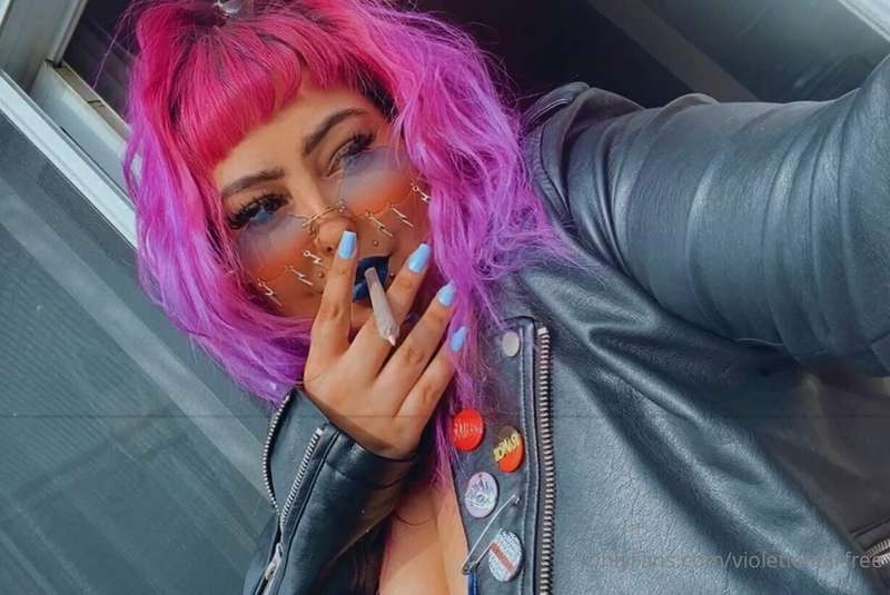 I’ll go live in 20minutes ❤️ Come smoke one with me 💨  I’ll ..