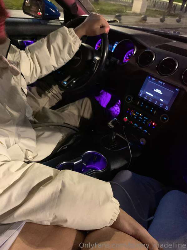 He love to keep his hand warm🤤