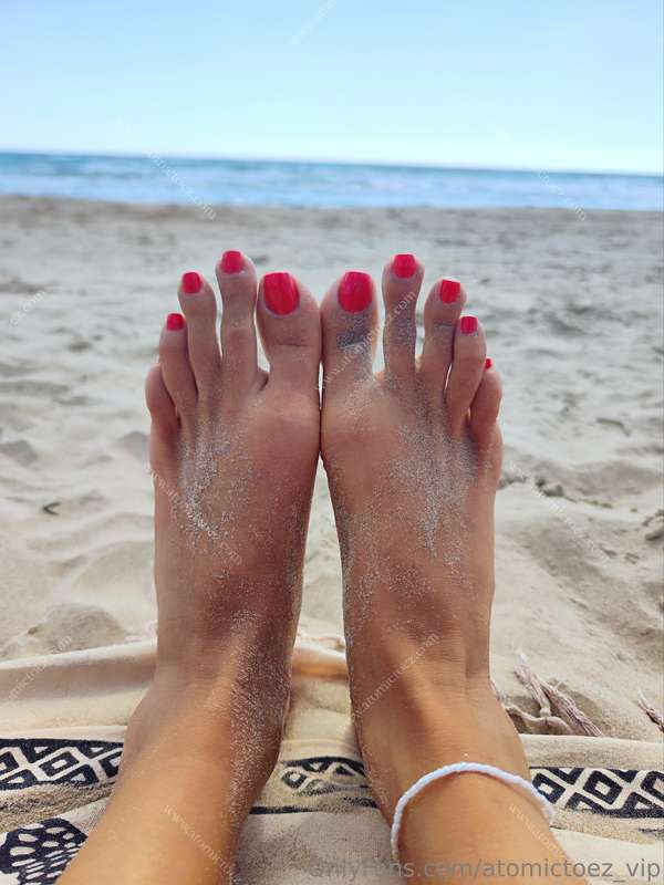 Red toes at the beach 😍❤️