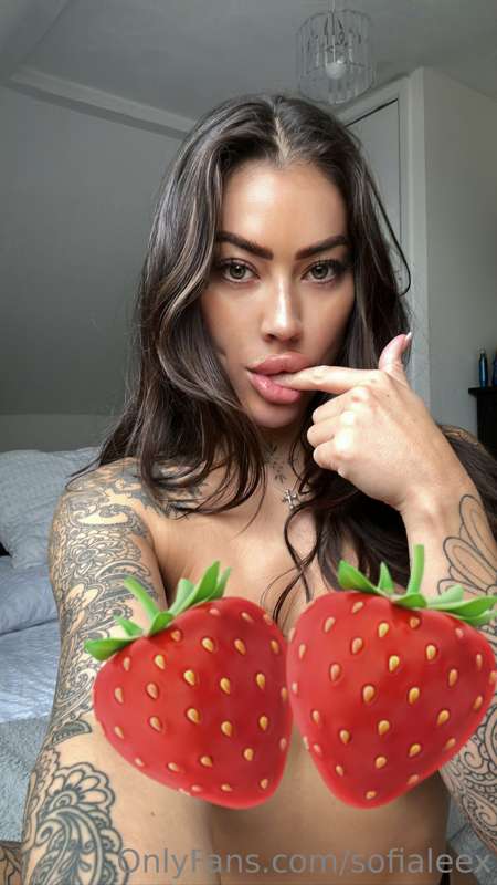 So hungry right now !!🍓🍆