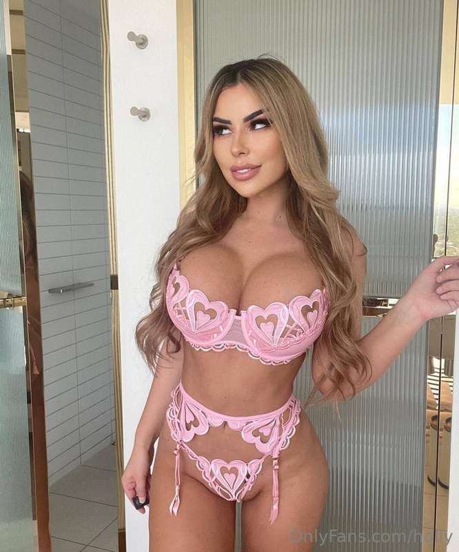 Say hello to Nina 💋 Australia’s gorgeous MILF with a body bu..