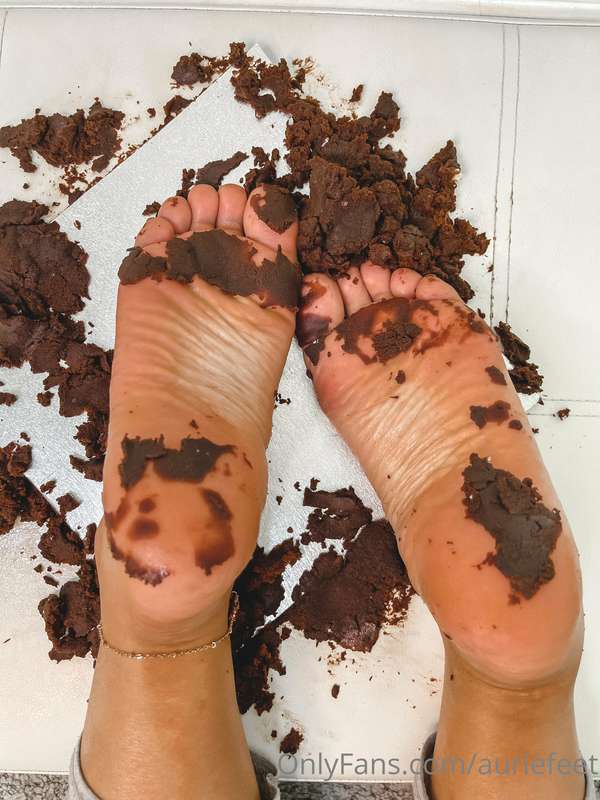 Lick the chocolate cake off my soles 🍫