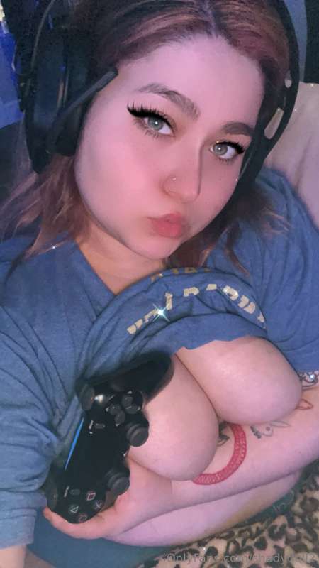 Naughty gamer girl at your service 🥵😉 follow my vip? @shadyd..