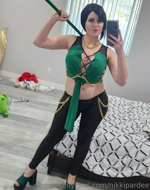 Wondercon day 1. Wanna see what's under my cosplay today????..