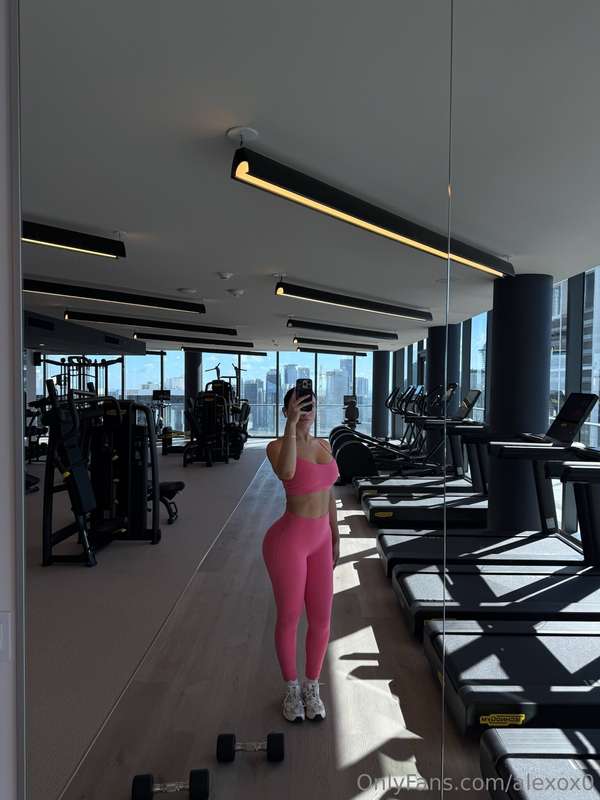 Can you be my personal trainer ? 🏋🏻‍♀️🔥💦