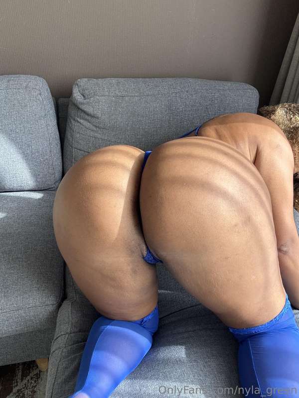 You can look… but only if you’re ready to crave more 👀💦