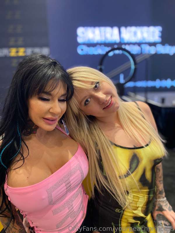 Having an amazing time at AVN Vegas with @joannaangel !!! 🔥 