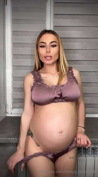 @emilie_teyral_xo 💋 Absolutely naughty pregnant @emilie_teyr..