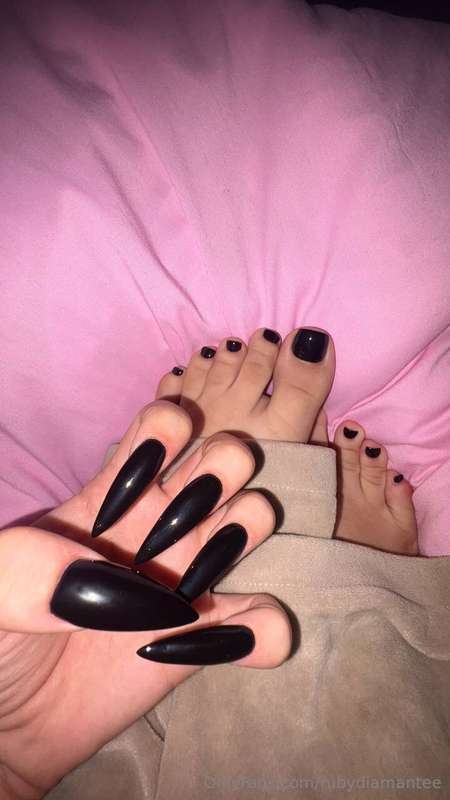 Hey guys, my new manicure... 🖤 you like it? 