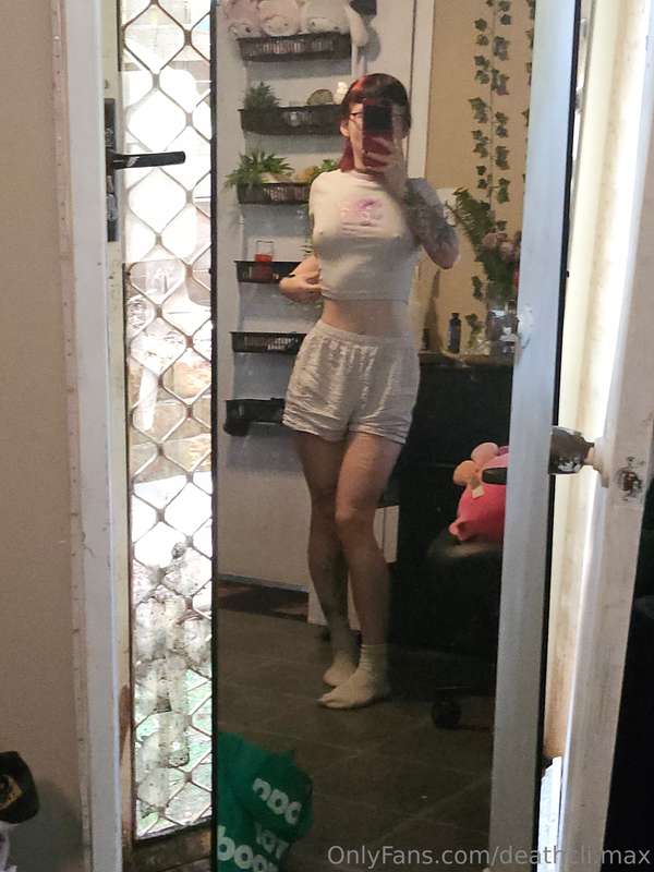 Swipe 2 see my boobs (yes i am still in pjs😋)
