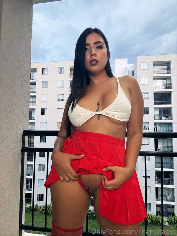 Ufff me encanta tomarme fotos mostrando mi cuca en el balcón..