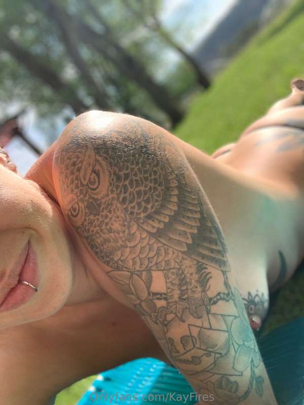 Tan 🌺Old pics from before my back tattoos and bald head!! I’..