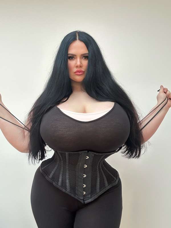 Happy Monday! Who thinks I should do more corset shoots? I u..