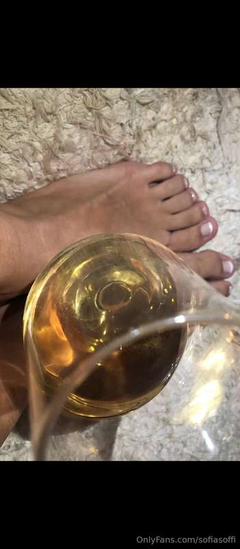 Come play with my feet 🤫🥵👣