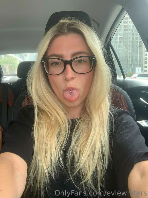 I'm craving a big cock to slap all over my tongue😈