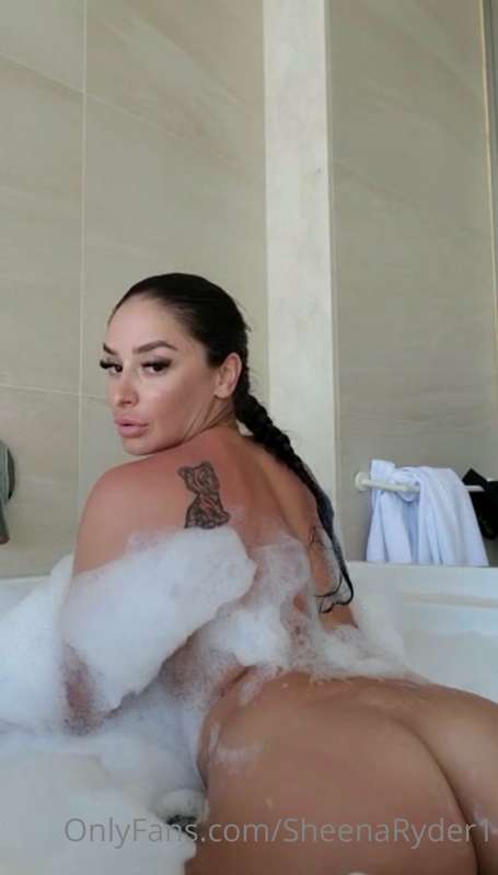Come take a bubble bath with me 😜