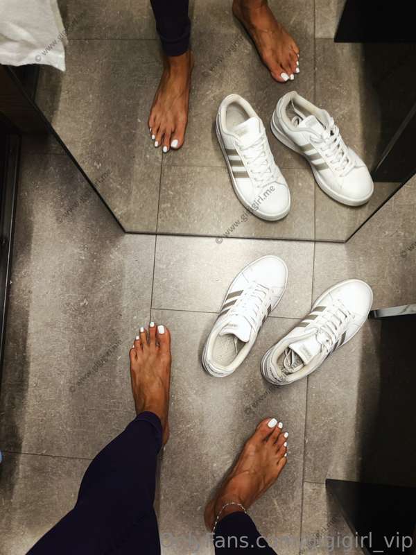 I'm out shopping 🛍️❤️ send me tips so I can buy some really ..