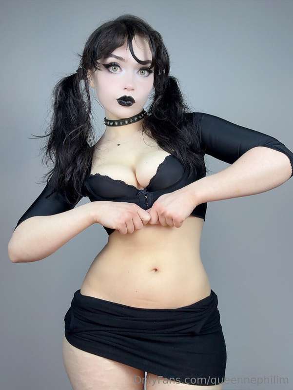 who's your fav slutty goth girl? is it me? 🖤