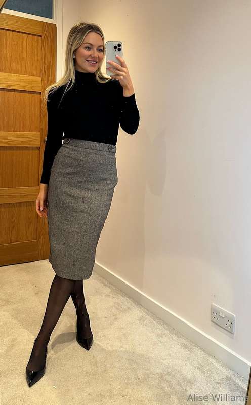 Does this skirt hug my petite curves?? 