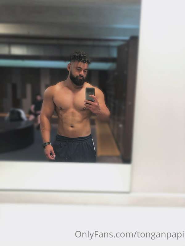 Who wants some sneaky gym content 😍🤫