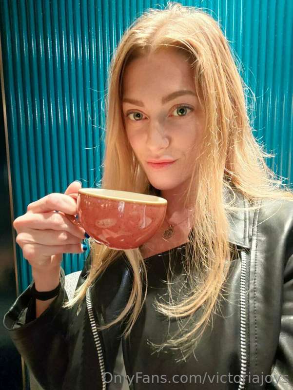 I like to relax in a cafe and drink coffee at the beginning ..
