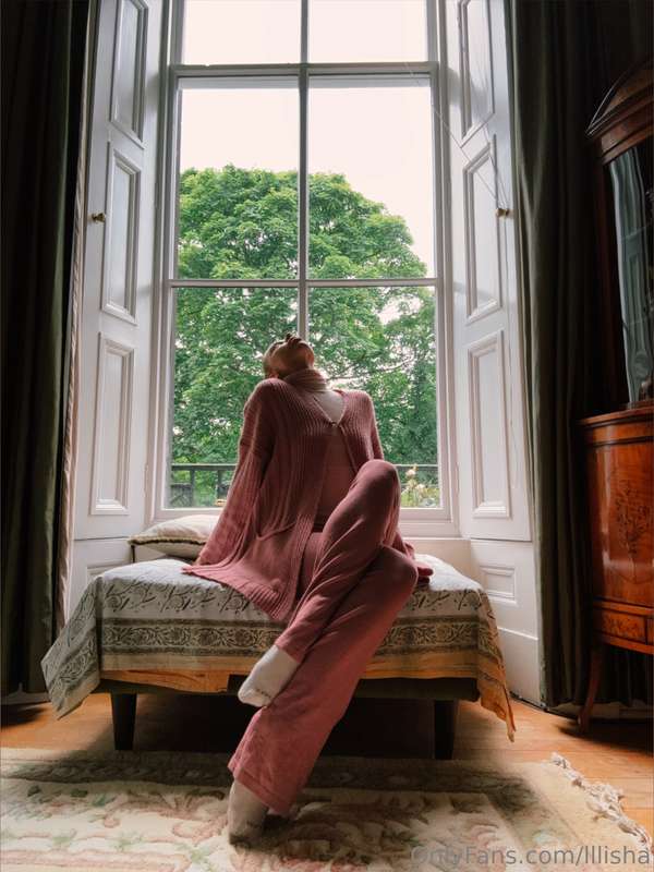  🎗️  She was seated comfortably on a sofa by the window unti..