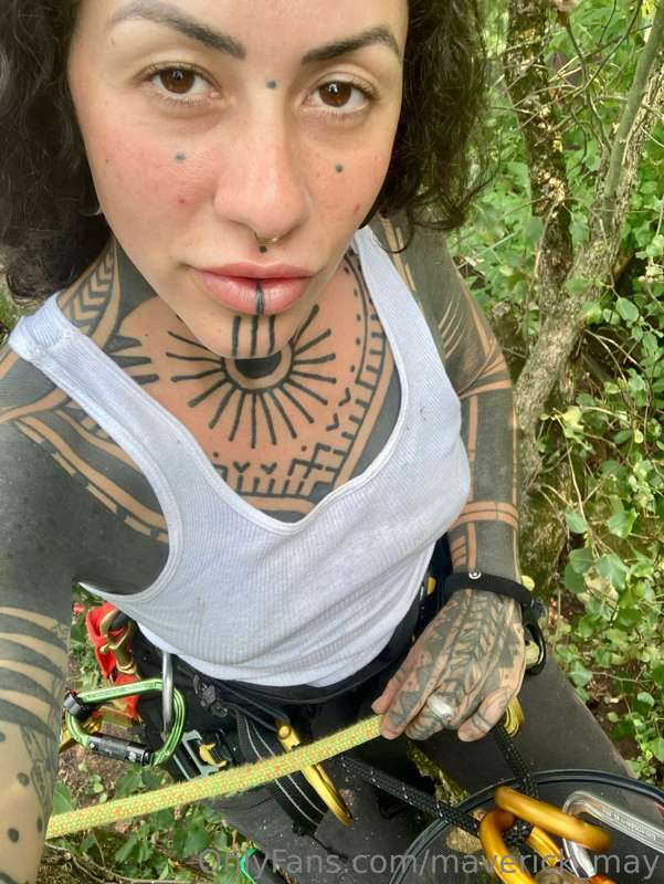 Swipe right for some treetop tiddie 😌