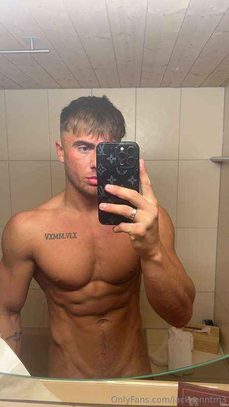 Gotta stay tanned and sexy😍https://onlyfans.com/jacksonntm/c..