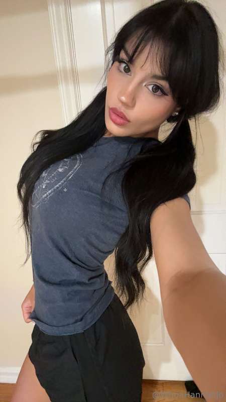 wanna see me sucking cock or pussy today? 🤤