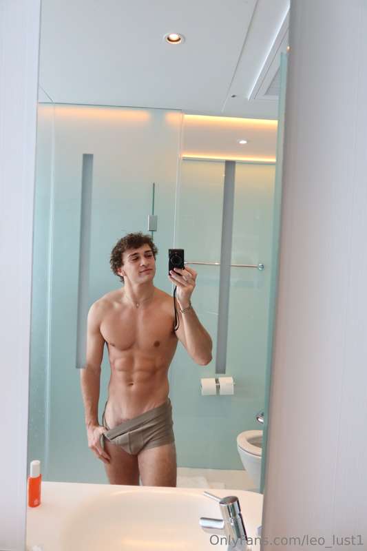 Perfect mirror and lighting for some back shots don’t you th..