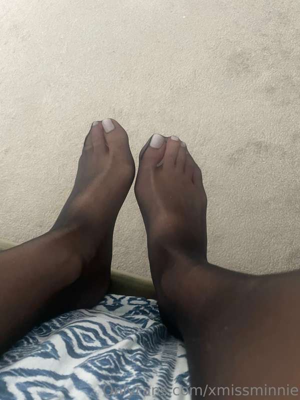 Want to watch me play with my nylon feet 😈 message me:)