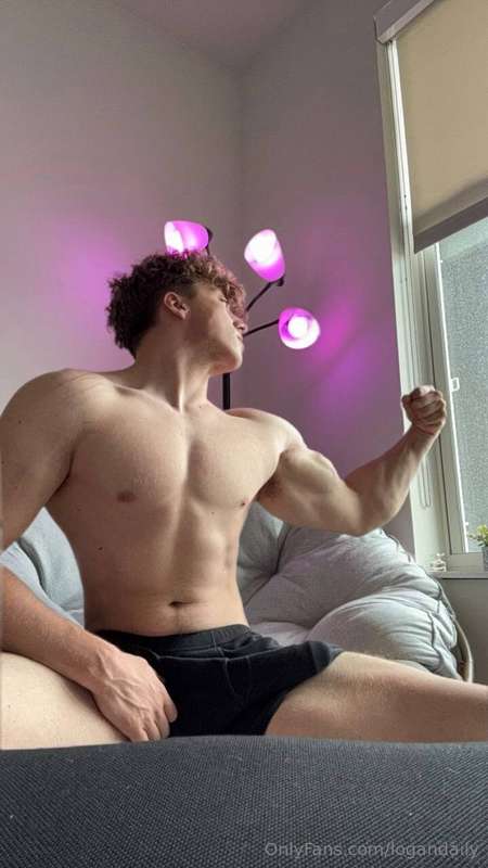Guess what's the hardest thing in the room rn? 🙈🍆