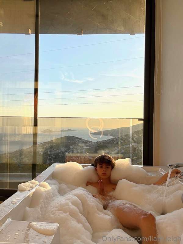 The bathtub is too big for me - who wants to join?😇😏