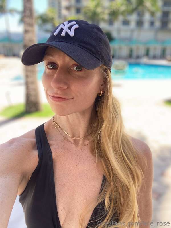 GIVE ME ALL THE VITAMIN D. (Not that kind of D, you pervs 😝)..