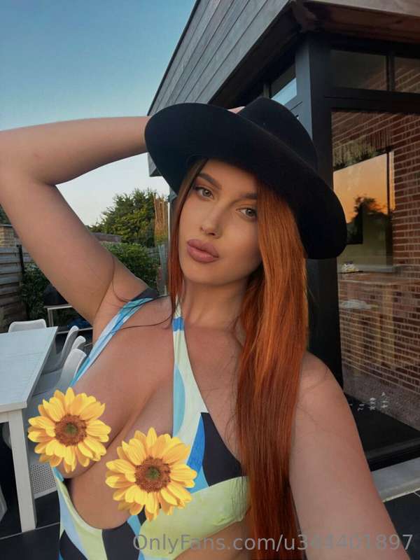 Put the flowers away 😳🤤