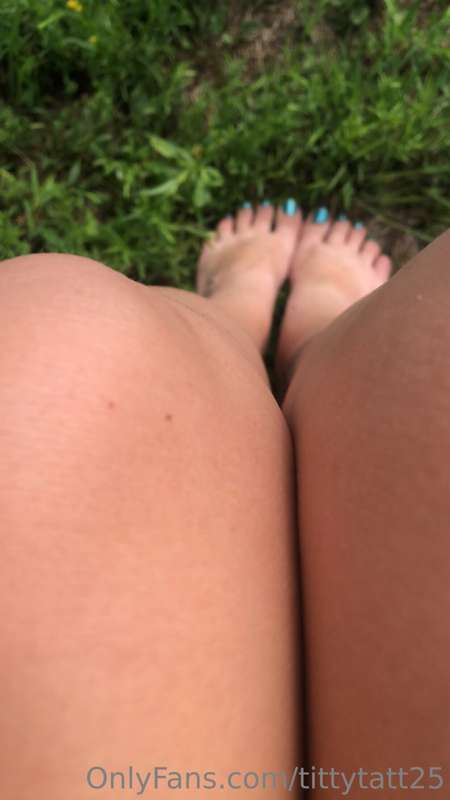 Pretty toes for a lake day 🌊