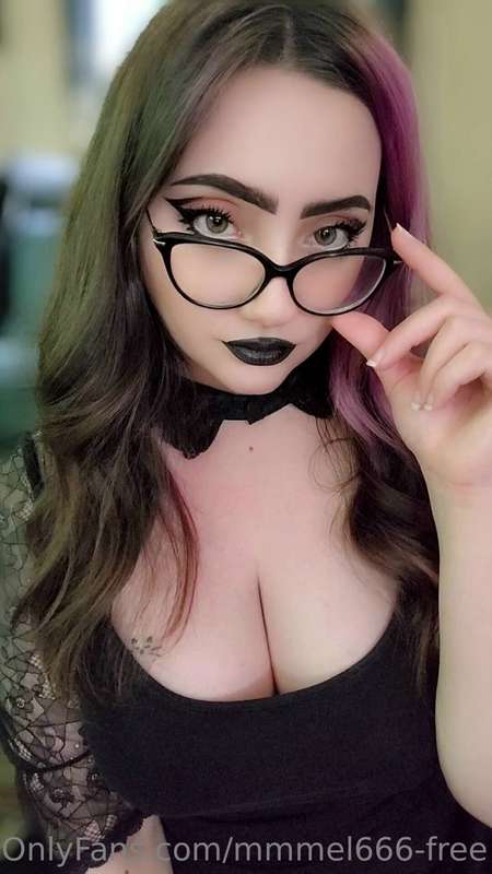 Do you like nerdy goth girls? 🤓🖤