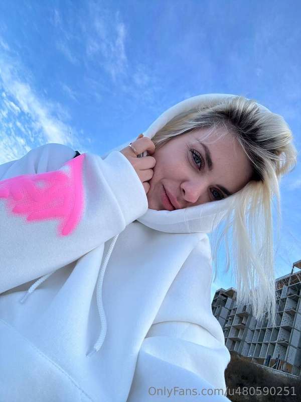 Light blue sky, oversized hoodie🤗 A simple day of mine🥰