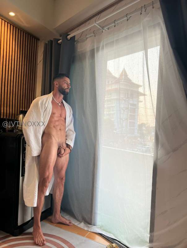 No clothes, no limits… just me daring you. 🔥😏