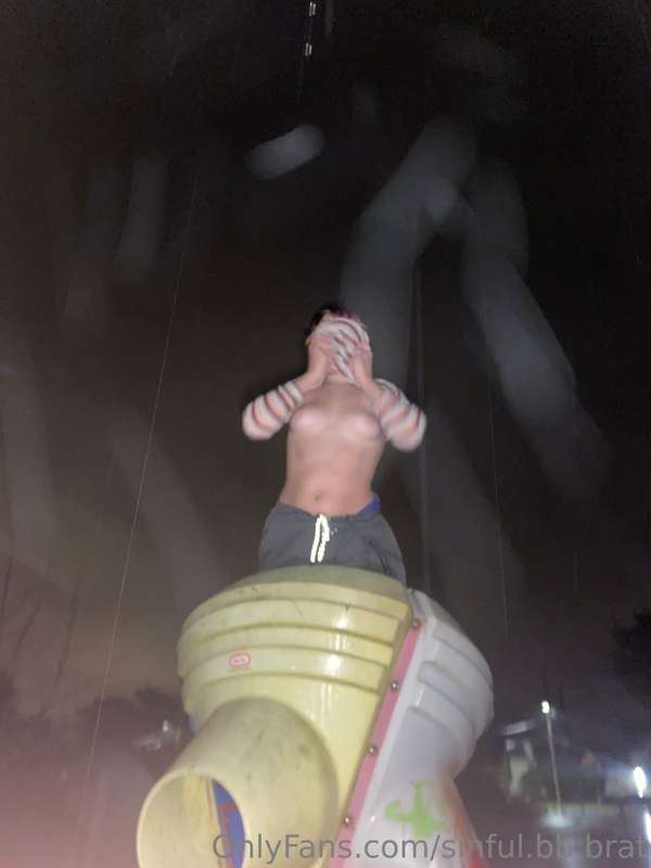 Flashing my tits at an abandoned play ground❤️