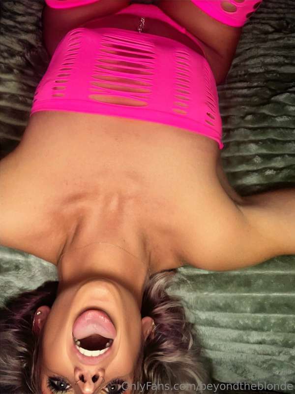 I'm ready to have my throat fucked 😈 would you wanna see? 