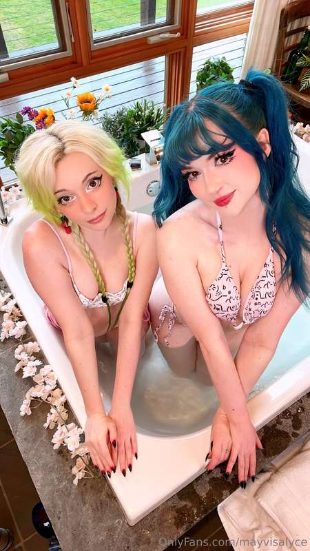 Two cuties in the tub!! How long could YOU last 😘 @shaekitty
